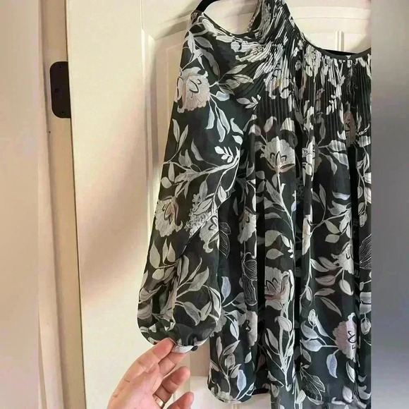 LC Lauren Conrad Cold Shoulder Floral Top like new size Small like new - Picture 6 of 7
